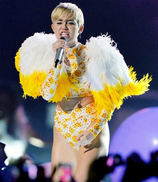 
	
	Cô nàng Miley Cyrus có mặt trong danh sách ở vị trí thứ 7 với 36 triệu USD (hơn 760 tỉ đồng). Tuy bị 'ném đá' khá nhiều sau phần trình diễn tại VMAs 2013 nhưng chính điều này lại giúp Miley tăng doanh số bán đĩa của mình.